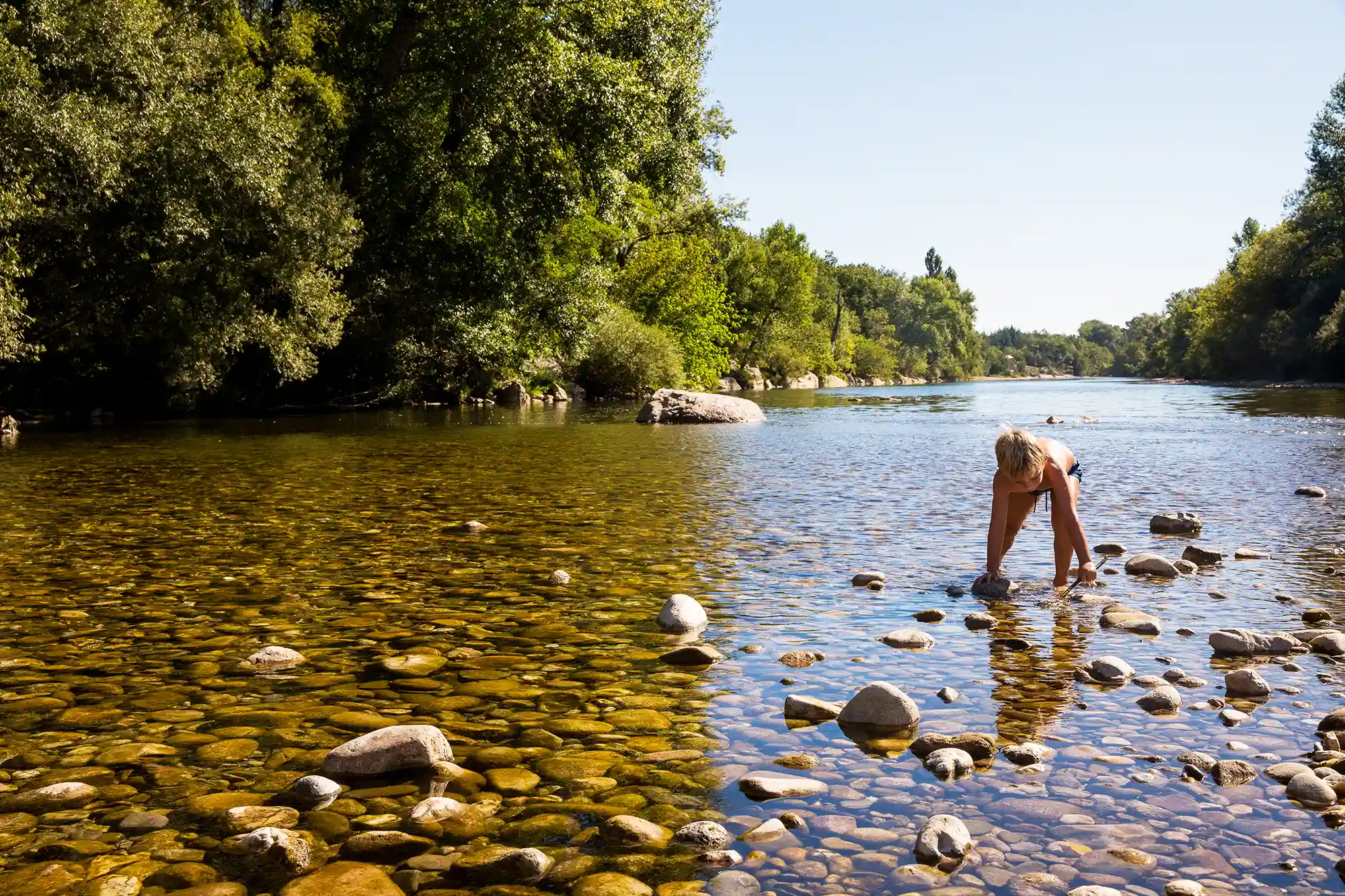 camping familial bord riviere enfants